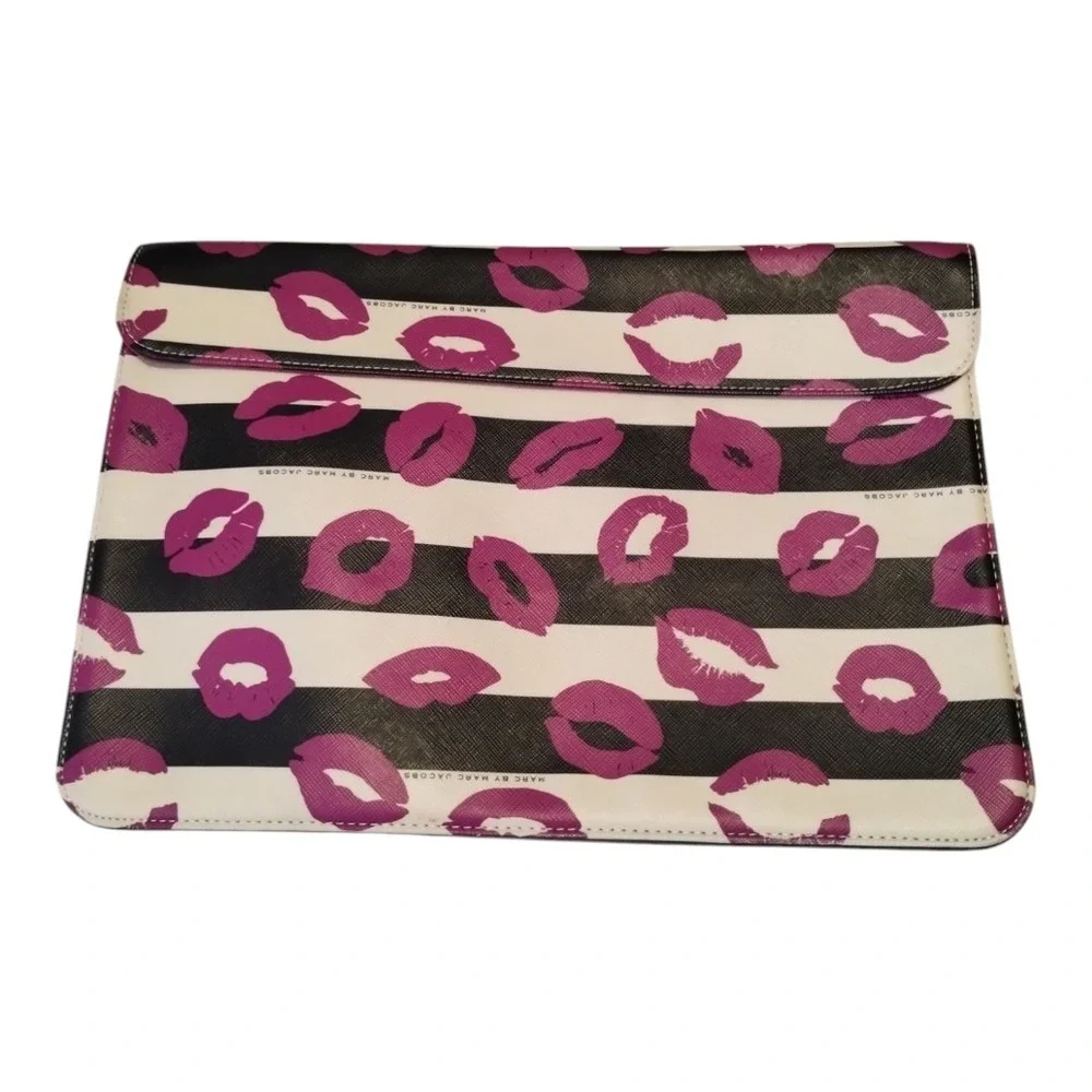 MARC BY MARC JACOBS Lip iPod Protective‎ Sleeve Mini Purse Clutch Computer Case